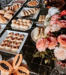 Comece bem o seu dia com um delicioso café da manhã em nossa aconchegante pousada.  Feito na hora , com uma variedade de pães e bolos saborosos, em uma atmosfera calorosa e convidativa. Junte-se a nós para uma deliciosa experiência de café da manhã!  . . . . . . . . #Bom Dia #pousadadoreiarthur #lavrasnovasmg