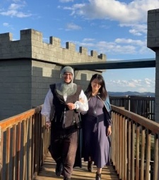 Amamos quando os hóspedes entram no clima e aproveitam a experiência temática.😍 Que casal lindo!!♥️  E as roupas da @midgard_vest são maravilhosas.😍  #lavrasnovasmg #pousadadoreiarthur