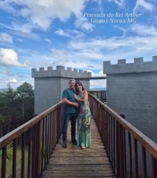 Apreciando a vista magnífica da Pousada do Rei Arthur, em Lavras Novas/MG.  Agradecendo à Luciana pela gentileza em fazer estas fotos e vídeo.❤️  -x-x-x-  Enjoying the magnificent view from King Arthur's Inn, in Lavras Novas/MG.  Thanking Luciana for her kindness in filming and taking these pictures.  #perhapslove #bodasdeesmeralda #weddinganniversary #pousadadoreiarthur #40anosdecasamento  @60mais_oficial @pousadadoreiarthur @lavrasnovasoficial @lavrasnovasmg