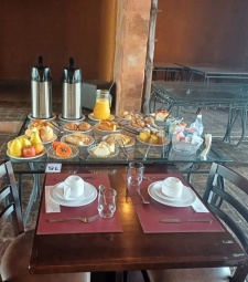 E claro que não podia faltar a melhor parte da viagem. Um jantar maravilhoso e um café da manhã espetacular no @santograalrestaurante anexo à @pousadadoreiarthur Tudo isso, lógico, na melhor companhia de todas, minha linda e abençoada esposa @gracielle__braz   #lavrasnovas  #santograalrestaurantelavrasnovas  #pousadadoreiarthur